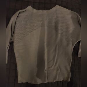 Women’s Knit Long-Sleeve Top in Light Gray